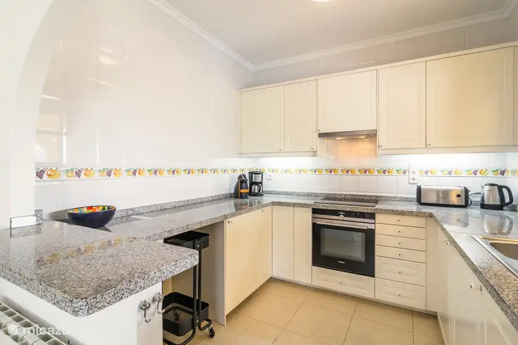 Cocina abierta con microondas / horno grande (60 cm de alto), congelador, refrigerador grande, tetera, tostadora, cafetera, máquina Dolce Gusto, etc.