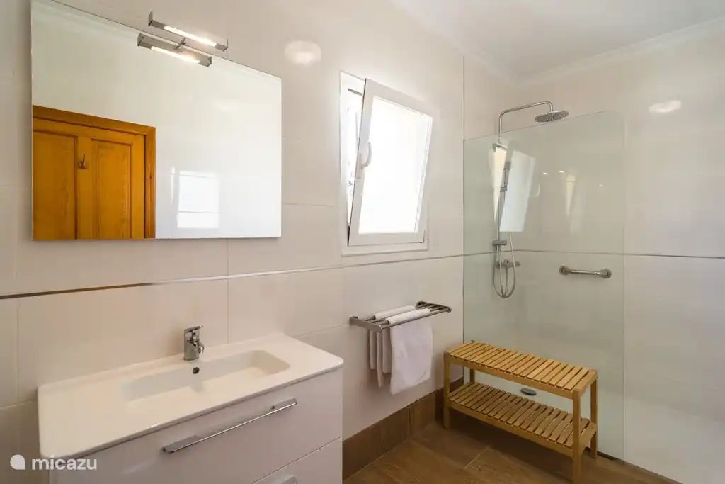 Dormitorio principal con baño en suite (habitación con cama de 2,20 m)