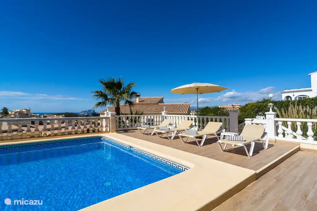 8 tumbonas, 4 sombrillas y mesas auxiliares