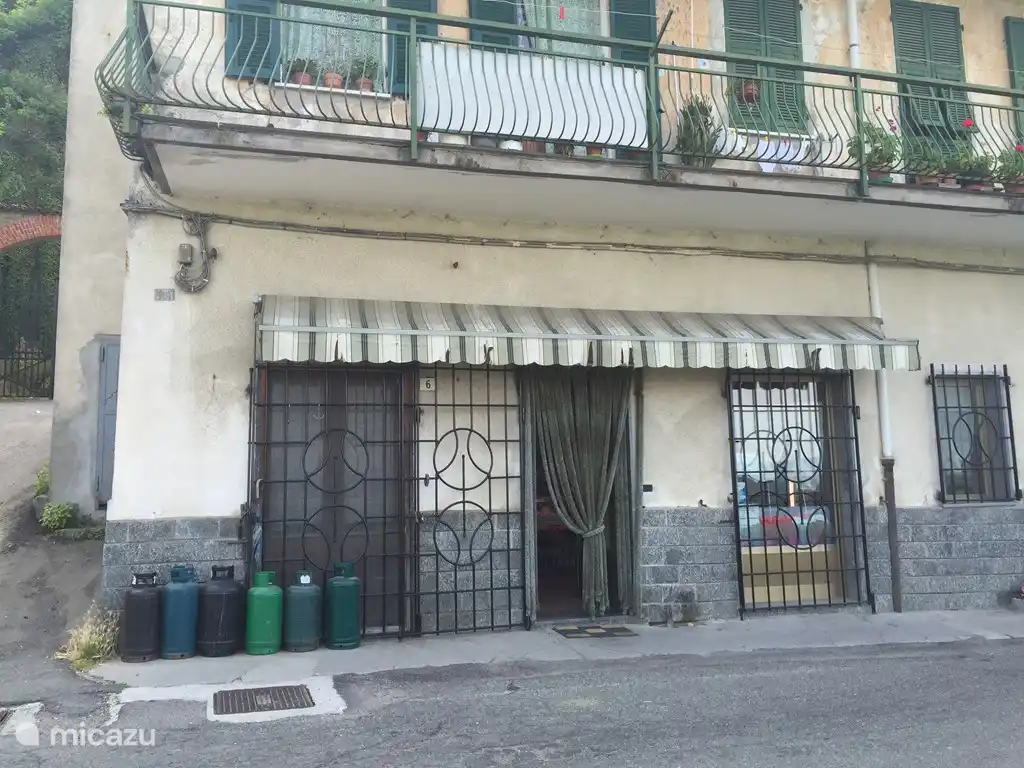  Alimentari  De kruidenier in Pareto. Van buiten niet zichtbaar wat zij van binnen allemaal voor heerlijks verkopen.