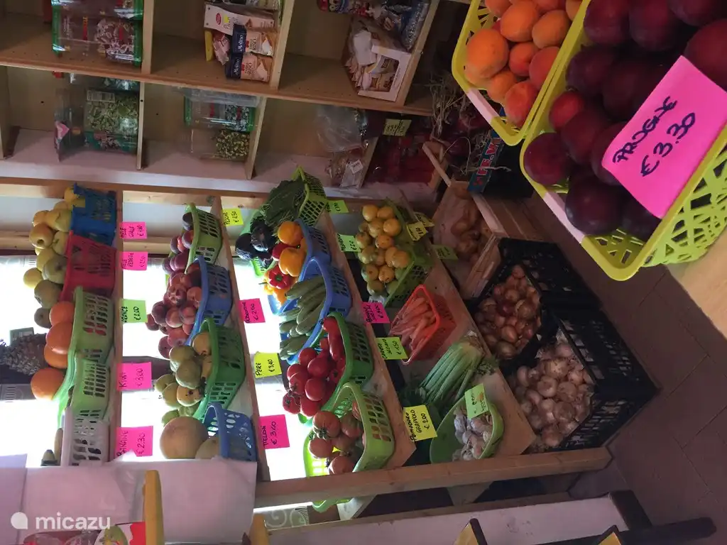 Alimentari in het dorp Pareto met verse groenten en fruit.