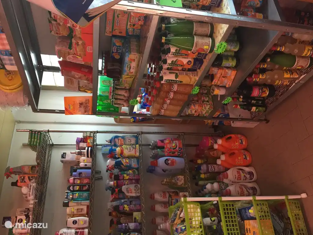  Alimentari  kruidenier met een zeer breed assortiment. Van drogisterij tot delicatessen.