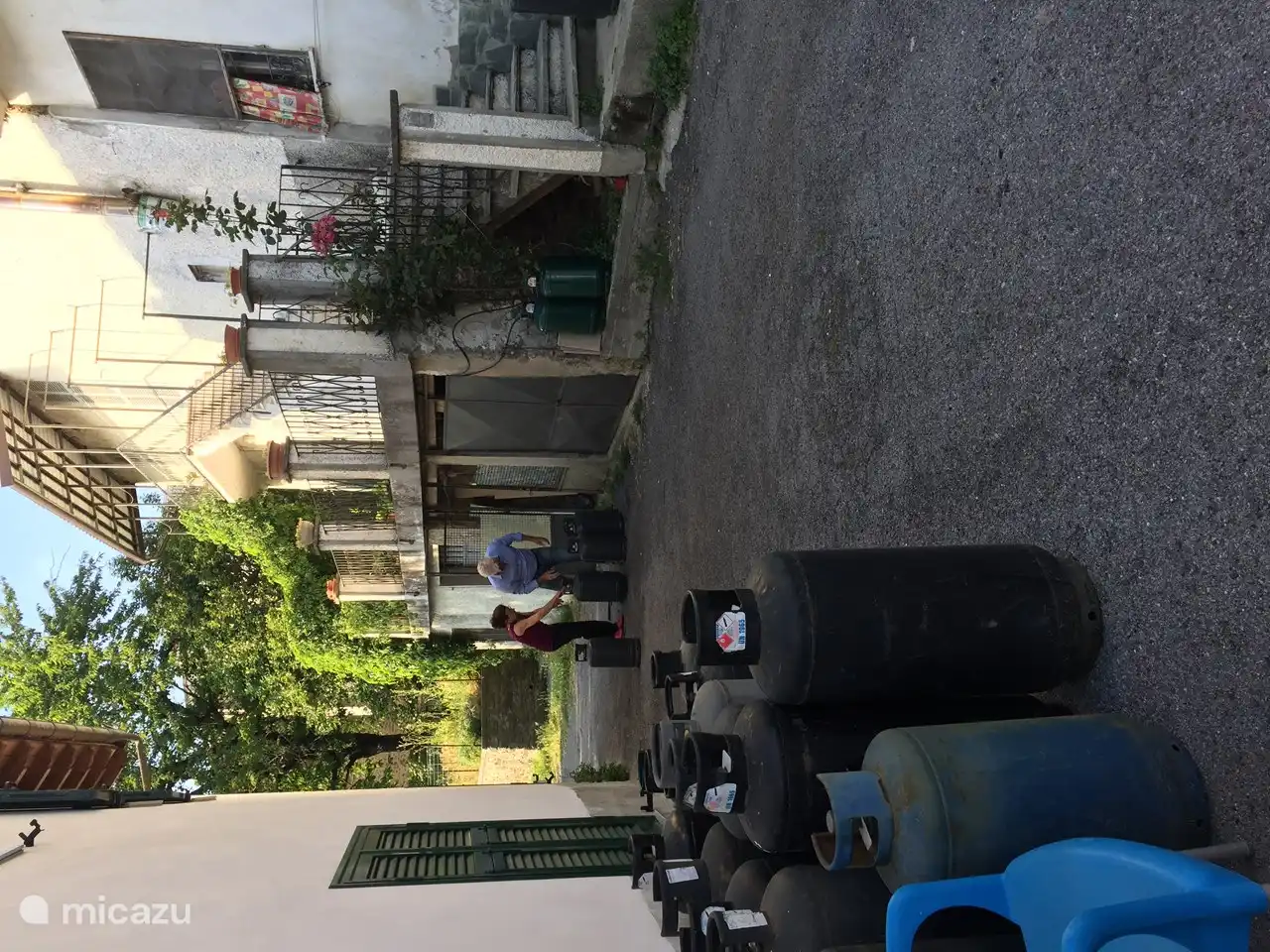 Gasfles halen voor de barbecue in ons dorpje Pareto.