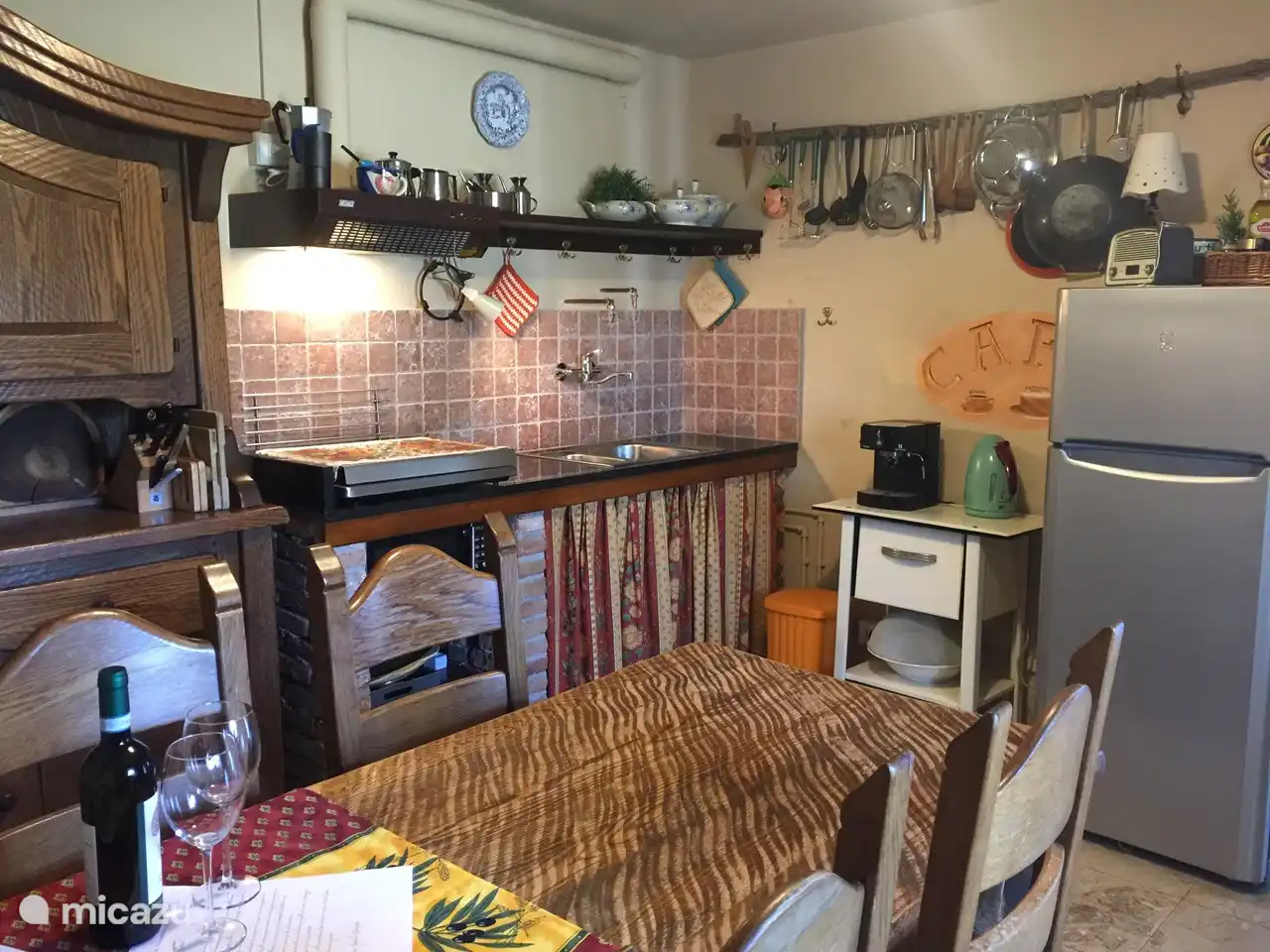 Pian del Gatto keuken. De compleet ingerichte gezellige leefkeuken heeft een grote koelkast met een ruim diepvriesvak, 4 pits gaskookplaat, oven, waterkoker, filterkoffie Senseo Nespresso apparaten, servies bestek en glaswerk voor 12 personen, vele soorten en maten pannen schalen e.d.