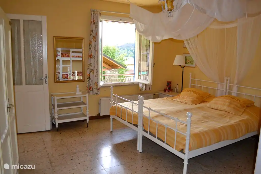 Das weiße Schlafzimmer.