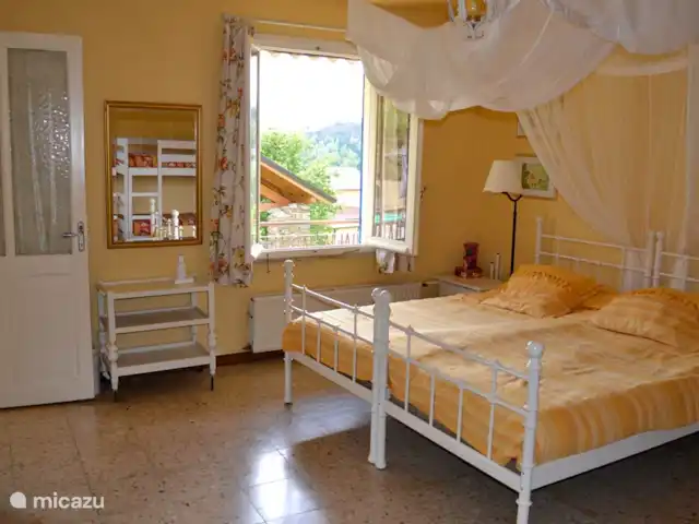 Pian del Gatto | Italie, Ligurie, Pareto - maison de vacances La chambre blanche. Cette chambre spacieuse dispose d'un grand lit double avec des matelas de qualité et des sommiers en maille Auping 2 x 90x200cm. Voici également un lit mezzanine avec 2 couchages de 90x200cm chacun. Il y a aussi une grande armoire à 5 portes.