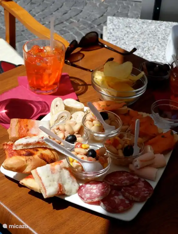 Kostenlose Snacks mit Aperitifs.