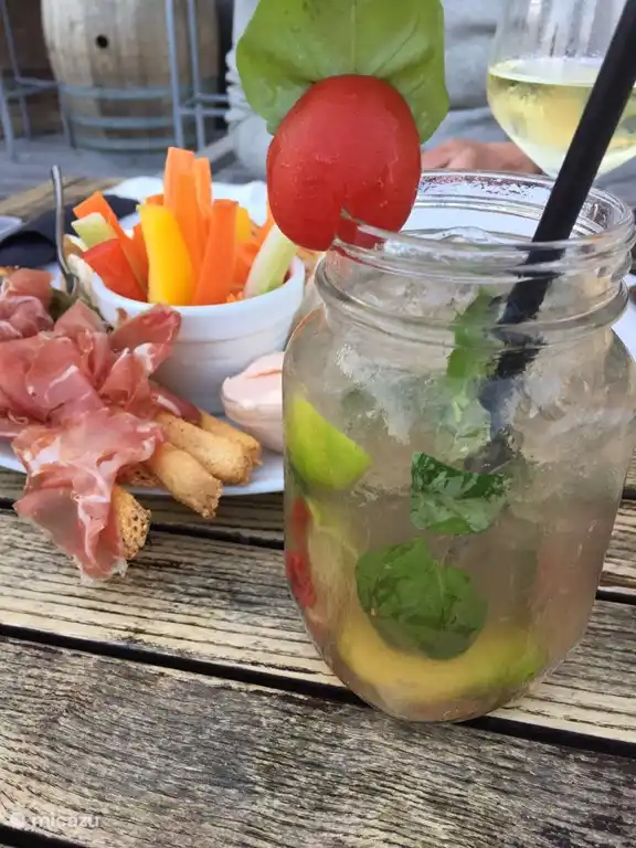 Trendige Getränke auf einer Terrasse in Celle Ligure