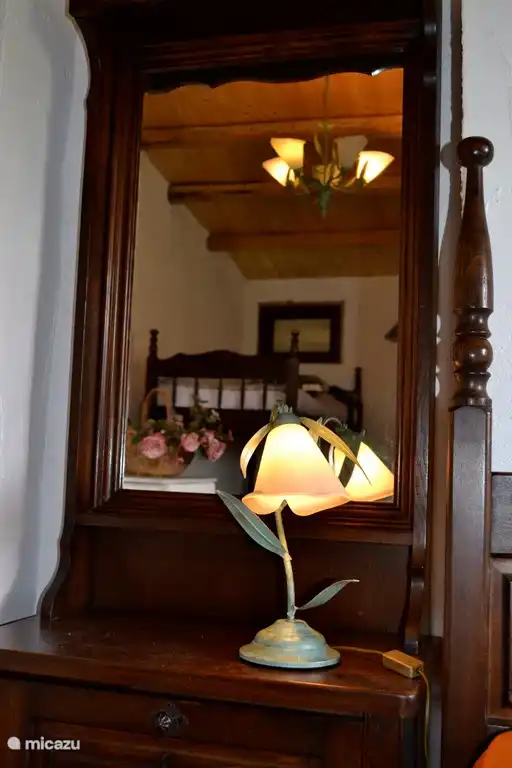 Das Schlafzimmer mit Holzdecke.