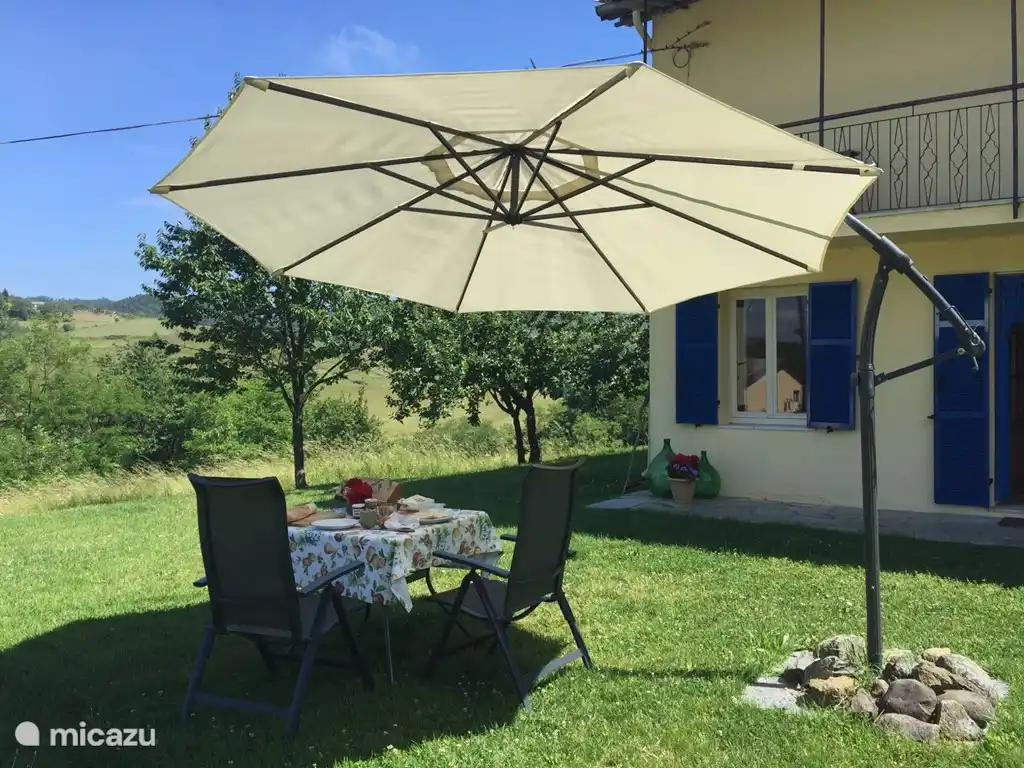 Pian del Gatto. Leckeres Frühstück vor dem Haus unter dem schwebenden Sonnenschirm.