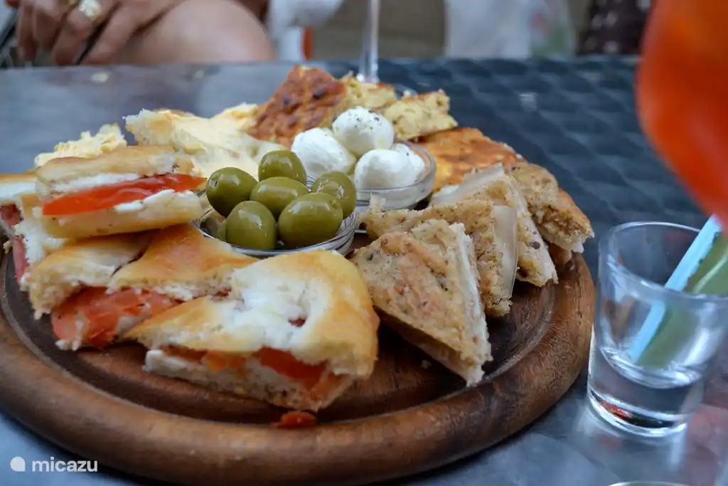 Gratis Antipasti mit einem Drink auf der Terrasse um 16.00 Uhr in Acqui Terme.