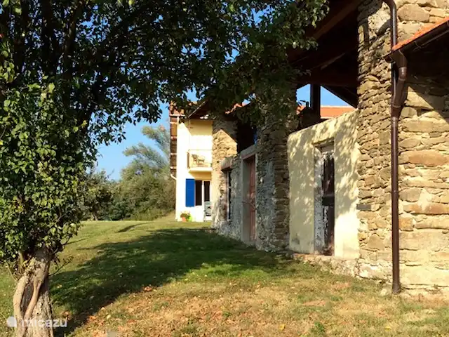 Pian del Gatto | Italie, Ligurie, Pareto - maison de vacances L'écurie de Pian del Gatto. Devant l'écurie se trouve une belle vieille pomme d'ornement ? arbre. Nous n'avons toujours pas pu savoir si vous pouvez vraiment manger ces pommes, vous savez ?