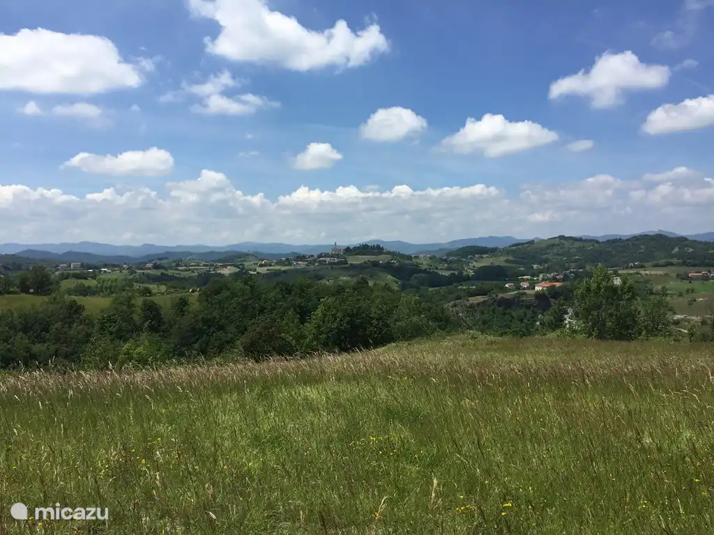 Vanaf de top van onze heuvel heeft u een schitterend uitzicht op Pareto en omliggende heuvels. Zoals in het gastenboek meermaals beschreven een paradijselijke plek. Bij onze eerste bezichtiging van Pian del Gatto zijn we voor dit uitzicht gevallen. Kom en ervaar zelf  ons stukje paradijs .