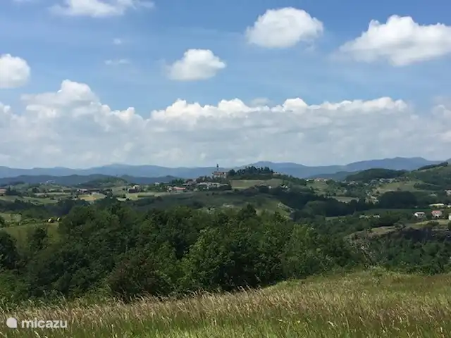 Pian del Gatto | Italie, Ligurie, Pareto - maison de vacances Du haut de notre colline, vous avez une vue magnifique sur Pareto et les collines environnantes. Comme décrit à plusieurs reprises dans le livre d'or un endroit paradisiaque. Lors de notre première visite de Pian del Gatto, nous avons craqué pour cette vue. Venez découvrir notre coin de paradis par vous-même.