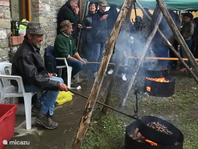 Pian del Gatto | Italie, Ligurie, Pareto - maison de vacances En automne, les châtaignes sont grillées à Pareto.
Accompagné de musique live, d'un bon verre de vin ou de bière et, bien sûr, de délicieux antipasti, l'homme au chandail vert est notre jardinier, avec Cristina à nos côtés notre indispensable touche-à-tout.