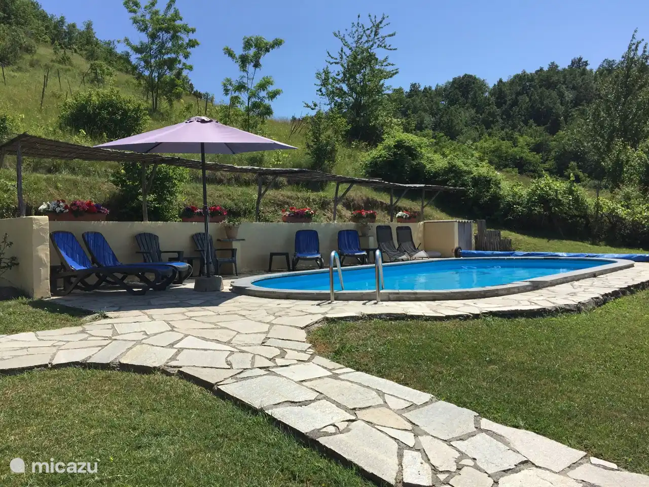 Pian del Gatto. Het zwembad nodigt uit om een koele duik te nemen en daarna in je ligstoel te genieten van het mooie panoramische uitzicht op de omliggende natuur. Wil jij dit ook zien? Kom en geniet.