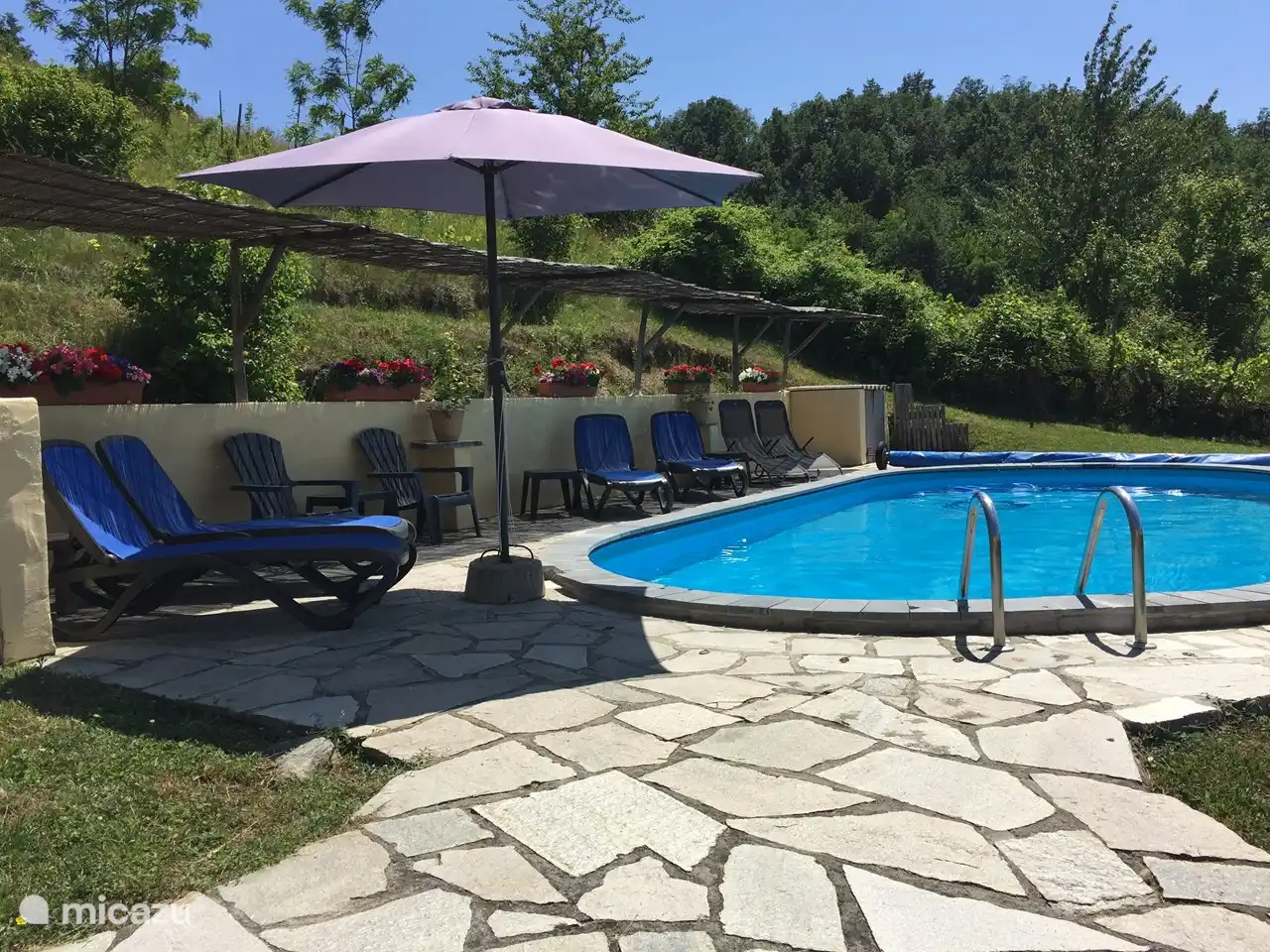 Het zwembad van Pian del Gatto ligt maar op enkele meters van het huis vandaan.