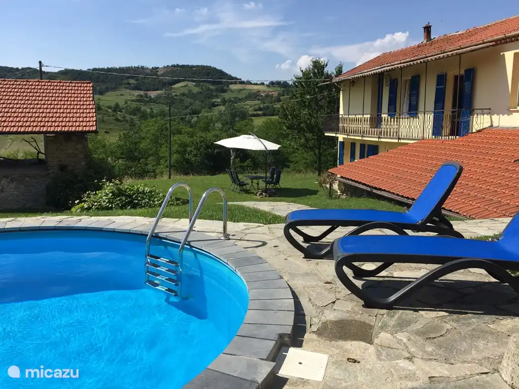 Pian del Gatto zwembad en ligstoelen met schitterende doorkijk naar het prachtige heuvellandschap. Kom ook en geniet van de rust, natuur en de ruimte.