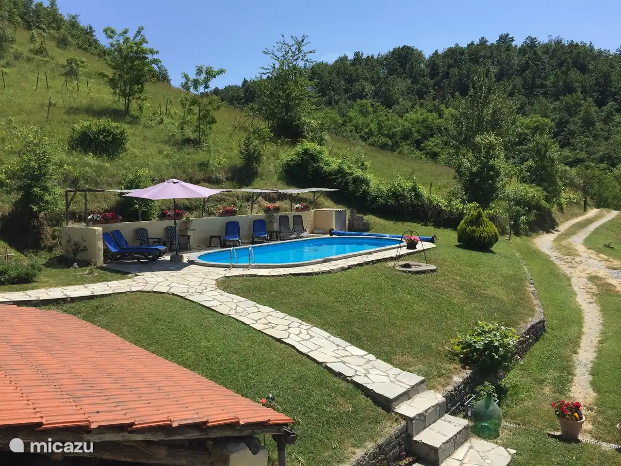Pian del Gatto. Blick vom Balkon auf den Pool und die Zufahrtsstraße. Es macht immer noch Spaß! Möchten Sie diese Aussicht auch genießen? Überprüfen Sie, ob noch ein Zeitraum für Sie frei ist.