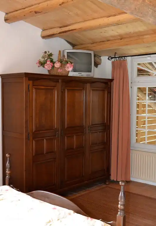 Das Schlafzimmer mit Holzdecke.
