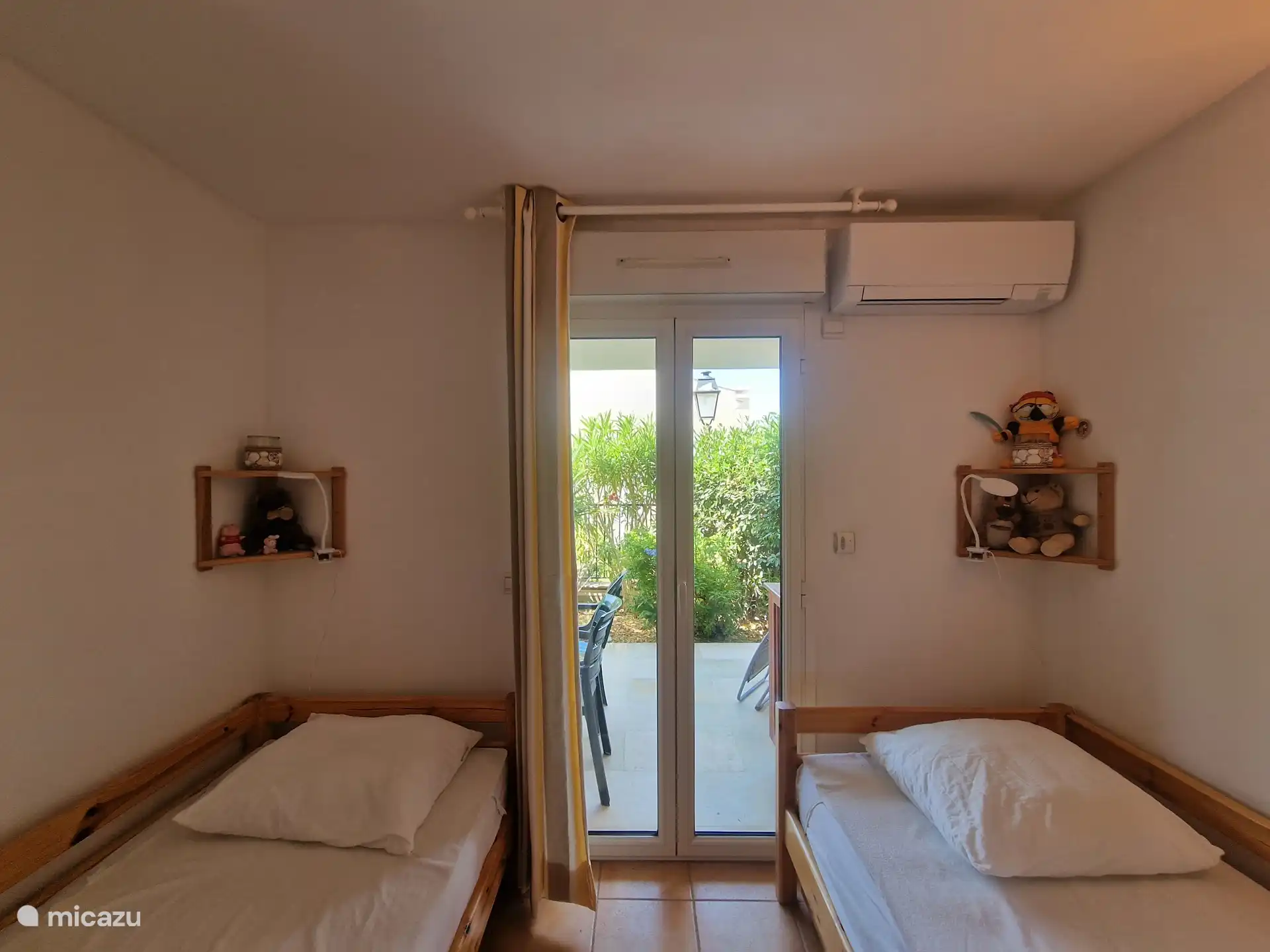 Twin slaapkamer met airco en kast
