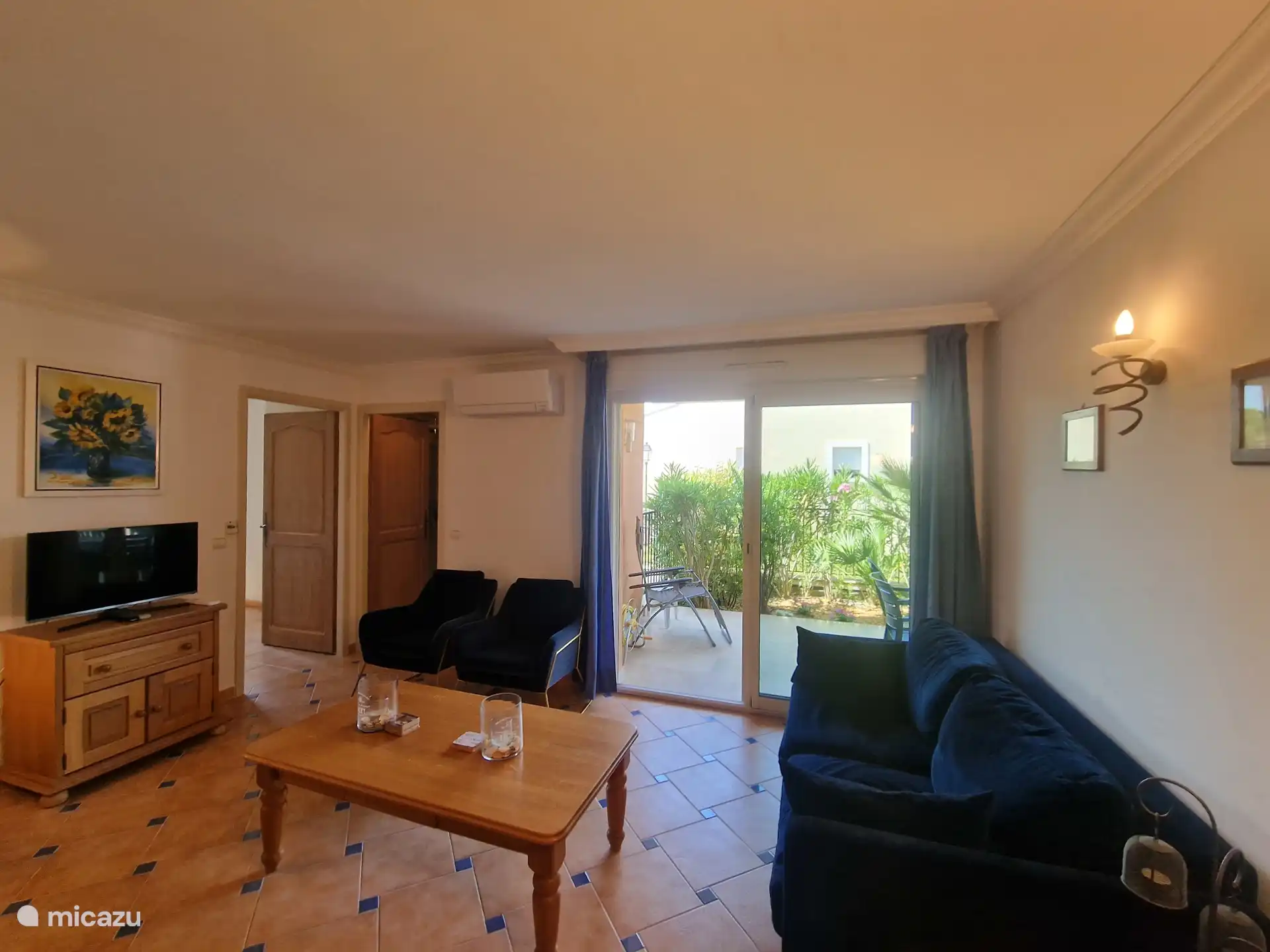 Woonkamer met TV en airco