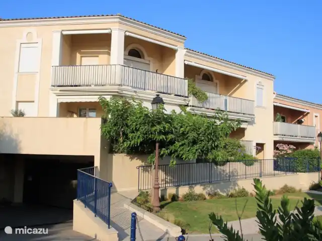 appartement huren in Frankrijk, Côte d´Azur, Sainte-Maxime – App. A8 les Pins Bleus dichtbij zee Ingang naar prive garage