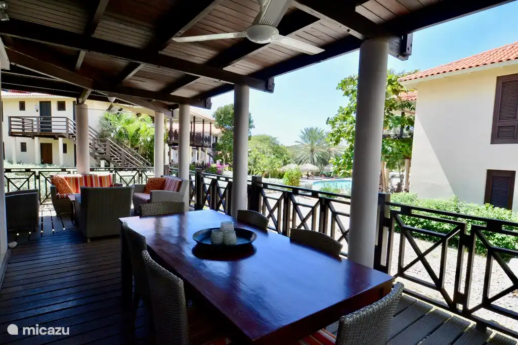 Belle vue sur la piscine depuis la véranda