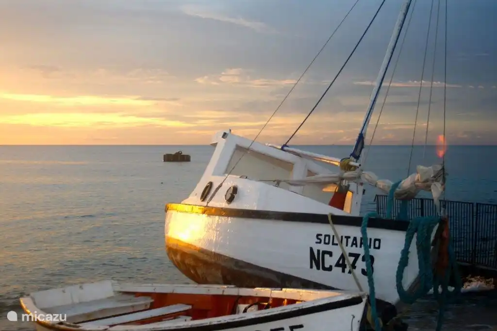 Coucher de soleil sur la plage de Blue Bay