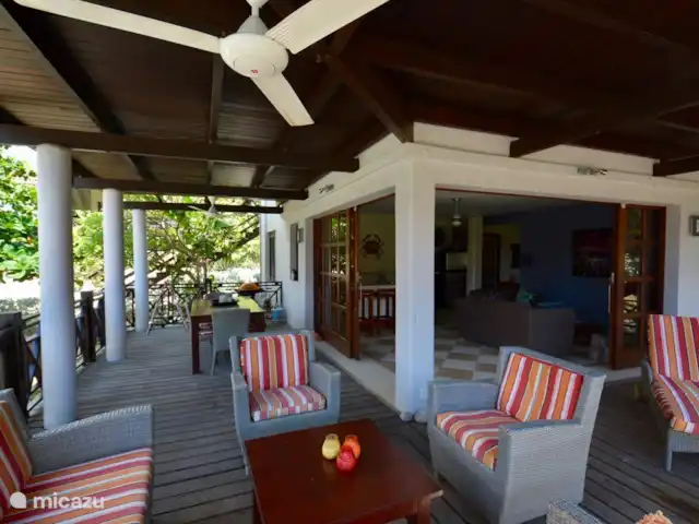 Blue Bay Beach Villa - Familie Villa huren in Curaçao, Curacao-Midden, Blue Bay - villa De veranda en woonkamer als een geheel