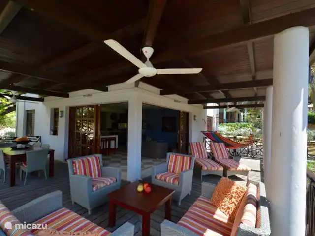 Blue Bay Beach Villa - Familie Villa huren in Curaçao, Curacao-Midden, Blue Bay - villa The gezellige veranda