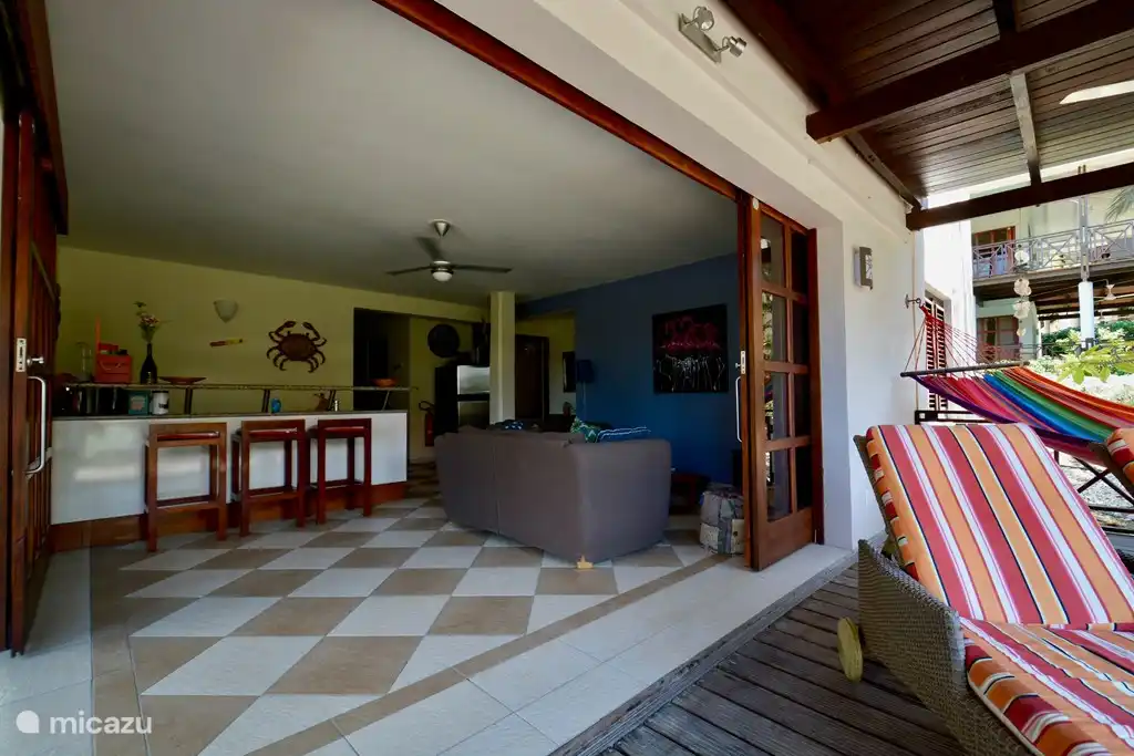 De grandes portes coulissantes font du salon et de la véranda un tout