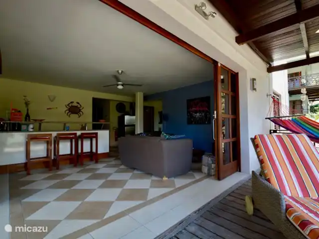 Blue Bay Beach Villa - Familie Villa huren in Curaçao, Curacao-Midden, Blue Bay - villa Grote schuifdeuren maken woonkamer en veranda tot een geheel