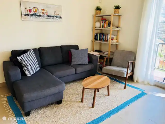 Casa El Balcon | Espagne, Costa Tropical, Almuñécar - maison de vacances Joli coin salon lumineux avec bibliothèque de vacances et jeux pour enfants
