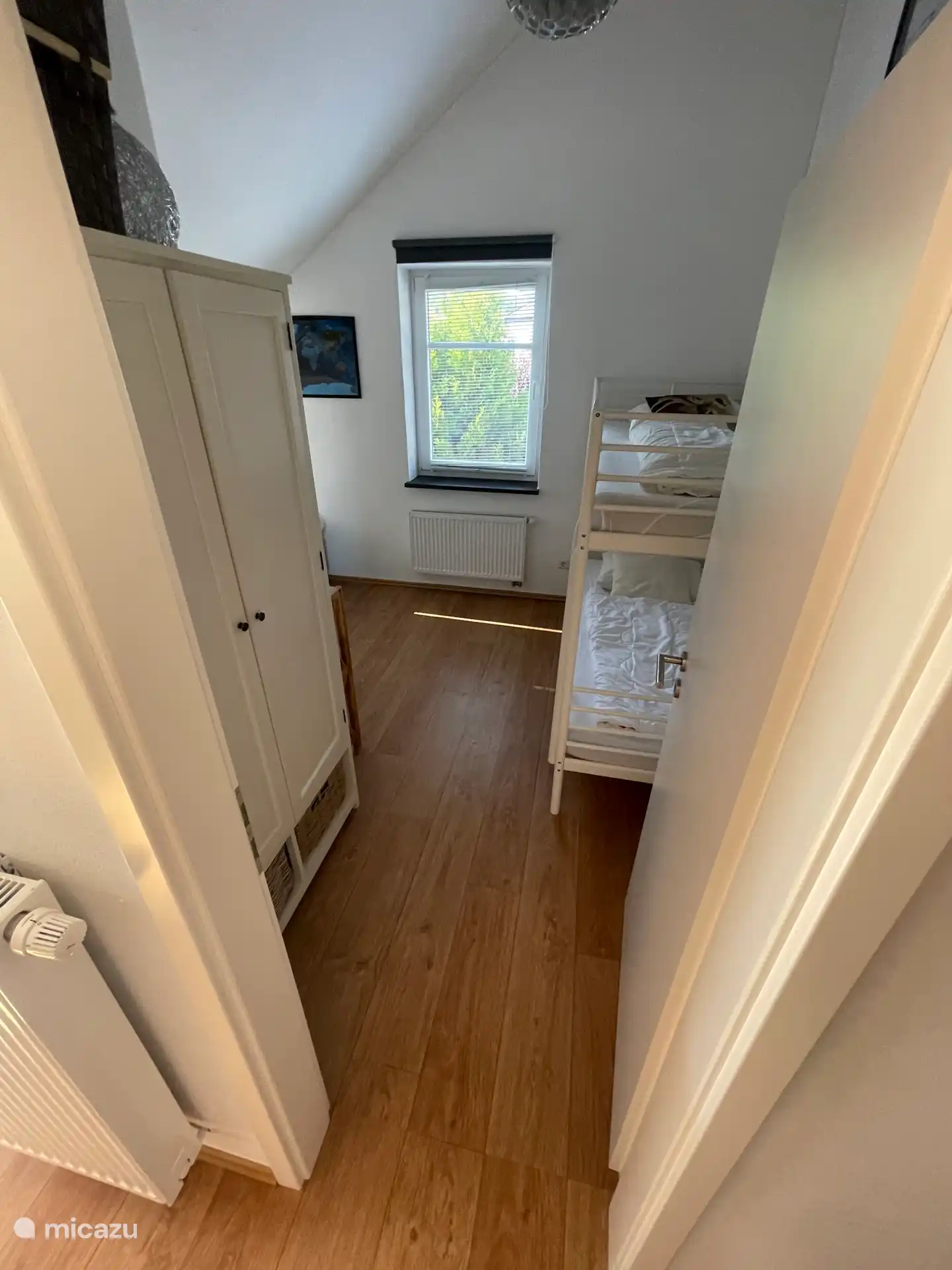 Schlafzimmer mit Etagenbetten und 2 Boxspringbetten 