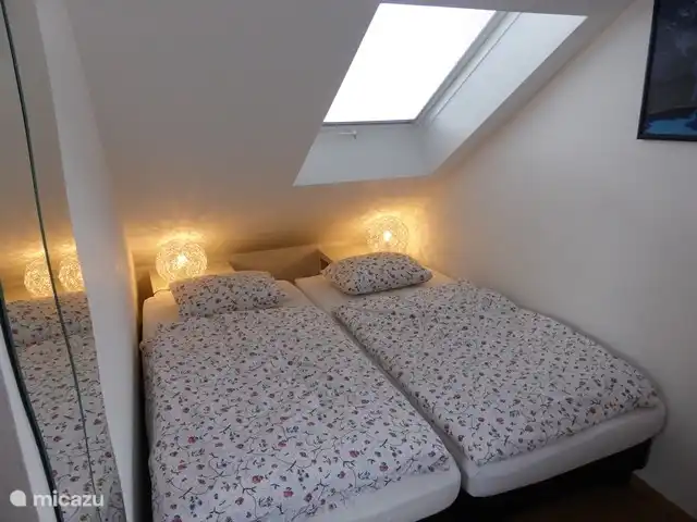 Schlafzimmer mit Doppelbett und Etagenbett