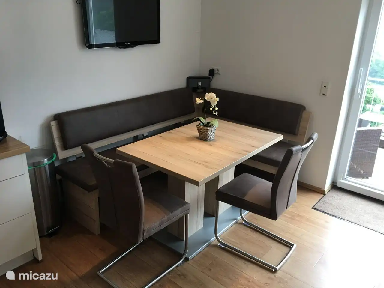 Ausziehbarer Eck-Esstisch