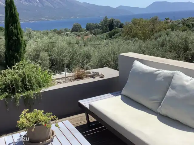 Villa Elia'N en Grecia, Gracia Central, Pogonia - villa también en la terraza sobre un sofá lounge para disfrutar de una bebida y disfrutar de la hermosa vista.