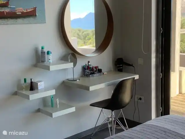 Villa Elia'N en Grecia, Gracia Central, Pogonia - villa Dormitorio 1 con tocador, espejo y secador de pelo.