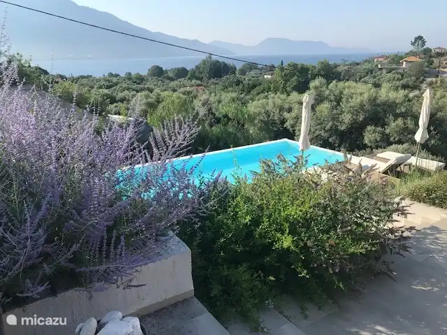 Villa Elia'N en Grecia, Gracia Central, Pogonia - villa vista desde la terraza superior sobre los olivos, el mar y las hermosas montañas.