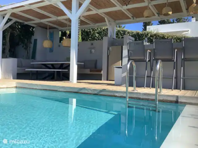 Villa Elia'N en Grecia, Gracia Central, Pogonia - villa Durante el día un maravilloso lugar para disfrutar de la sombra y por la noche para comer y beber.