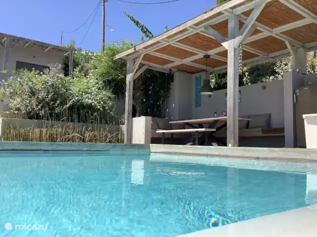 Villa Elia'N en Grecia, Gracia Central, Pogonia - villa Relájese junto a la piscina en la esquina del salón.