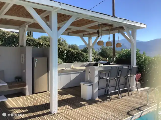 Villa Elia'N en Grecia, Gracia Central, Pogonia - villa Rincón salón completo con nevera, cocina americana con agua fría y caliente y barbacoa.