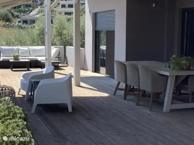 Villa Elia'N en Grecia, Gracia Central, Pogonia - villa Una hermosa mesa grande con sillas cómodas para una cena larga.