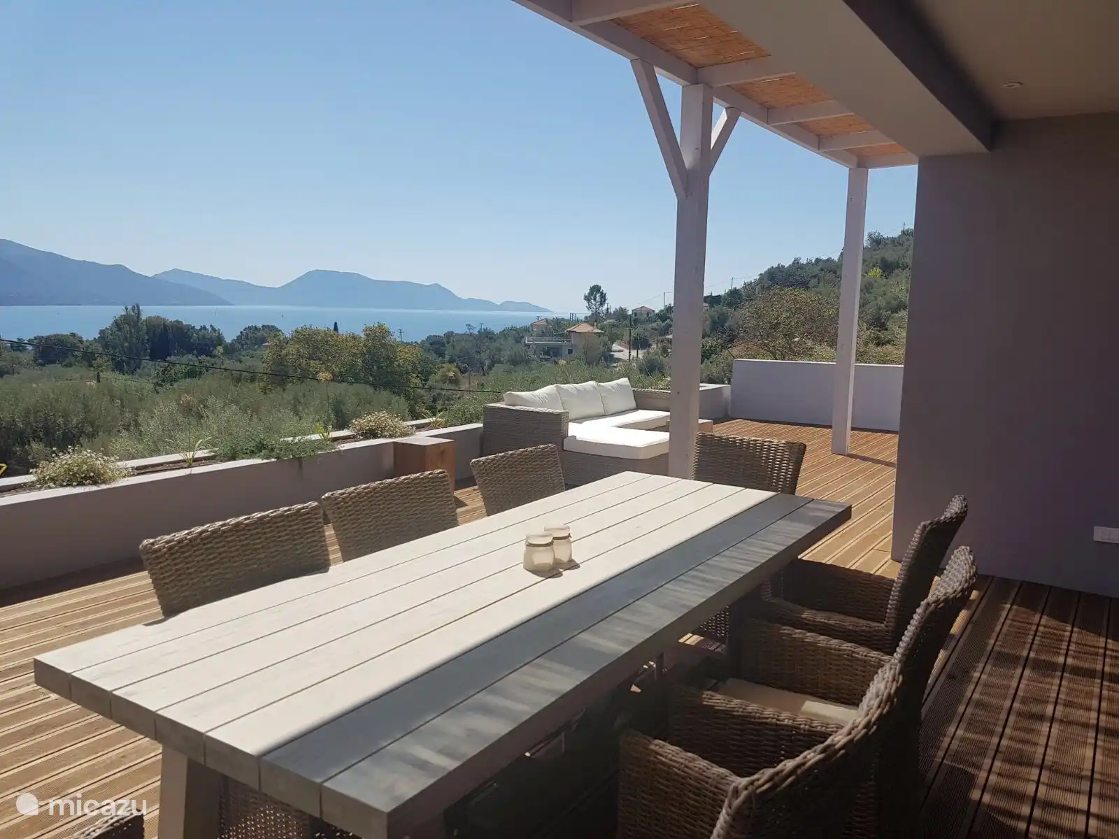 De la terrasse, vous pouvez regarder Kalamos, qui se trouve à environ 15 kilomètres.