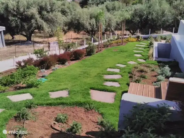 Villa Elia'N en Grecia, Gracia Central, Pogonia - villa Precioso jardín con césped y ducha exterior (agua fría y caliente)