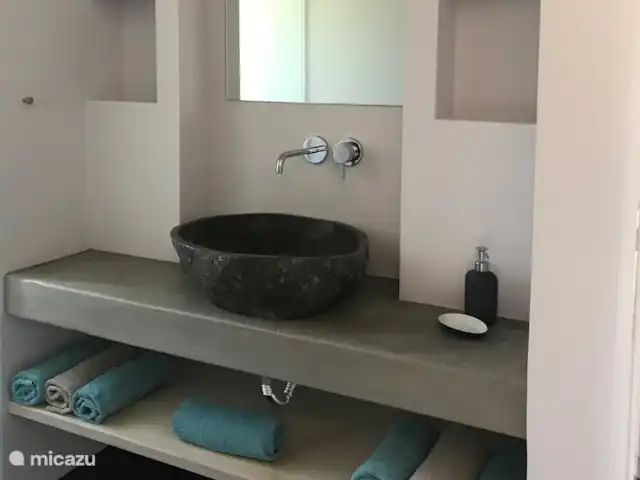Villa Elia'N en Grecia, Gracia Central, Pogonia - villa cada dormitorio tiene su propio baño con WC separado.