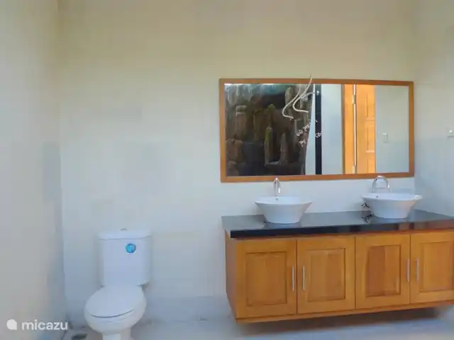 Villa Jompo Lovina en Indonesia, Bali, Lovina - villa uno de los tres baños