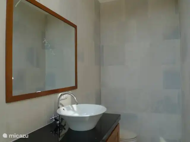 Villa Jompo Lovina en Indonesia, Bali, Lovina - villa uno de los tres baños