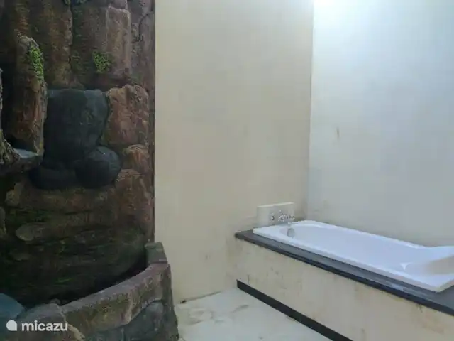 Villa Jompo Lovina en Indonesia, Bali, Lovina - villa baño con bañera de barro y fuente Baische
